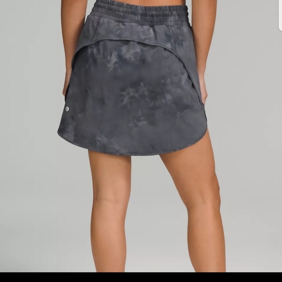 Lululemon Brand New w/Tags, Lulu Hotty Hot HR Shirt with Built In Shorts! - Picture 4 of 10